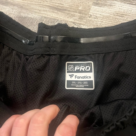 NWT 2X NHL Red Wings Fanatics track pants with side zippers - Picture 7 of 7